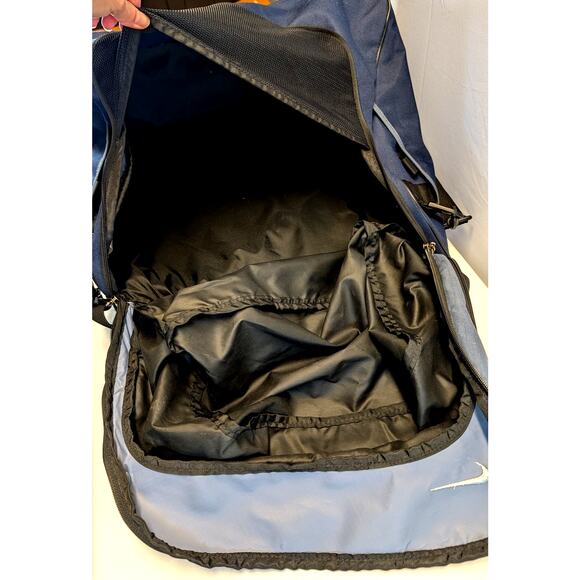 Nike Duffle Bag 20x18 Gym Travel Carry On Weekender Shoulder Strap Hold all Navy - Picture 11 of 16